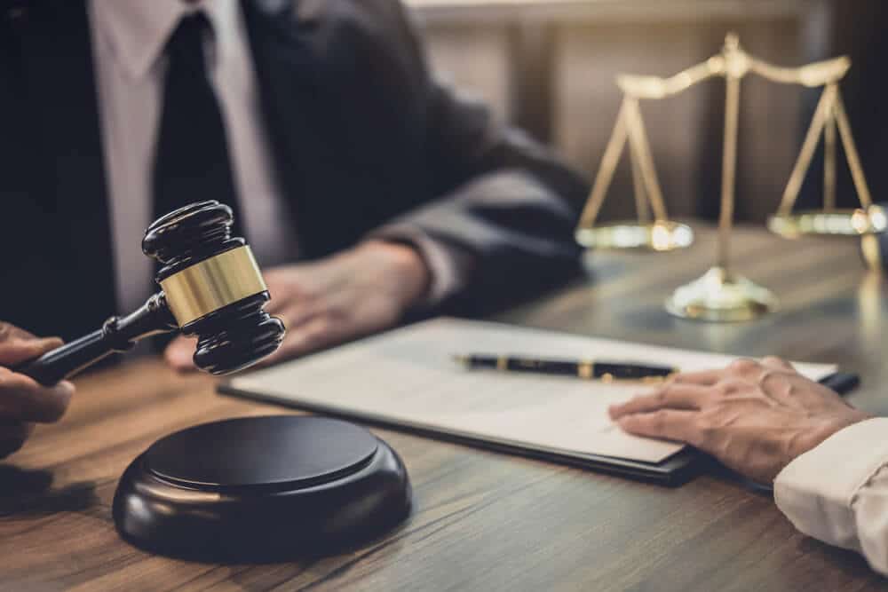 Businesswoman,And,Male,Lawyer,Or,Judge,Consult,Having,Team,Meeting ביטול כתב אישום